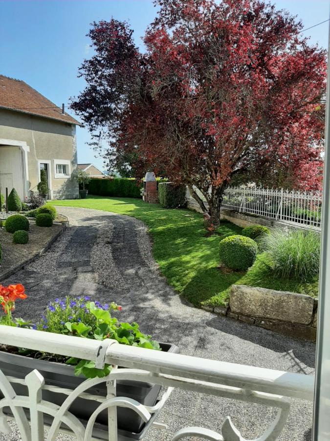 Gite Des Agapanthes Lacroix-sur-Meuse Exterior foto